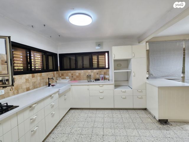 קיבוץ גלויות 9