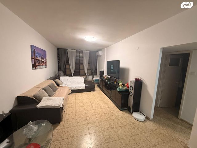 צבי הירשפלד 14