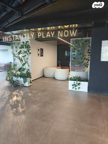 דרך מנחם בגין 144