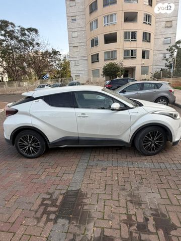 מודעת רכב טויוטה C-HR