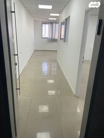 שדרות ירושלים 18