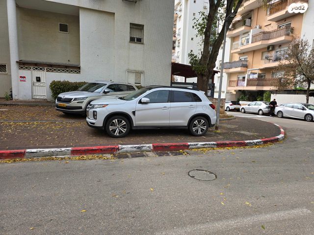 מודעת רכב מיצובישי ASX