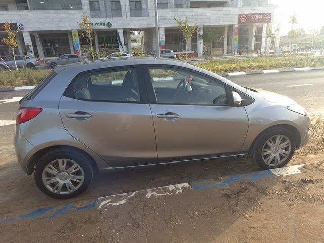 מודעת רכב מאזדה 2