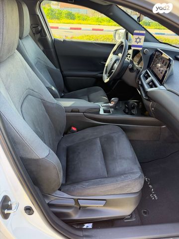 מודעת רכב לקסוס UX