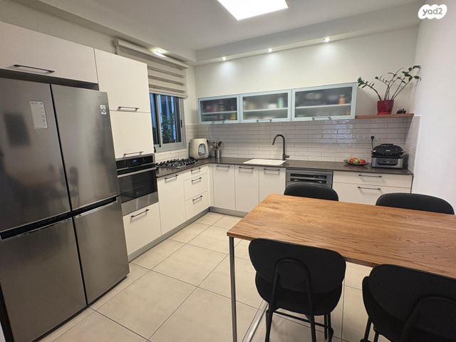 שדרות האגמים 7