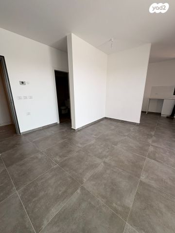 לאה גולדברג 12