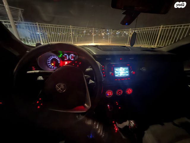 מודעת רכב אלפא רומיאו ג'ולייטה