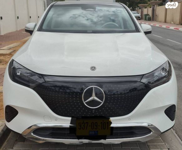 מודעת רכב מרצדס-בנץ EQE SUV