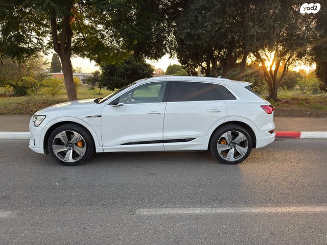 מודעת רכב אאודי E-tron 2