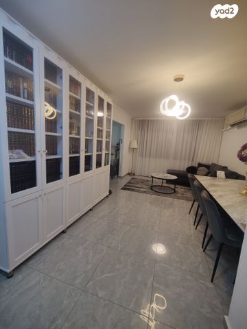 השישה עשר 28