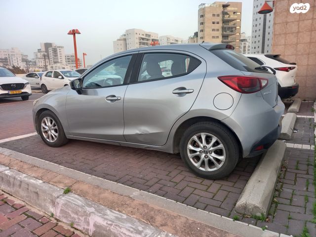 מודעת רכב מאזדה 2