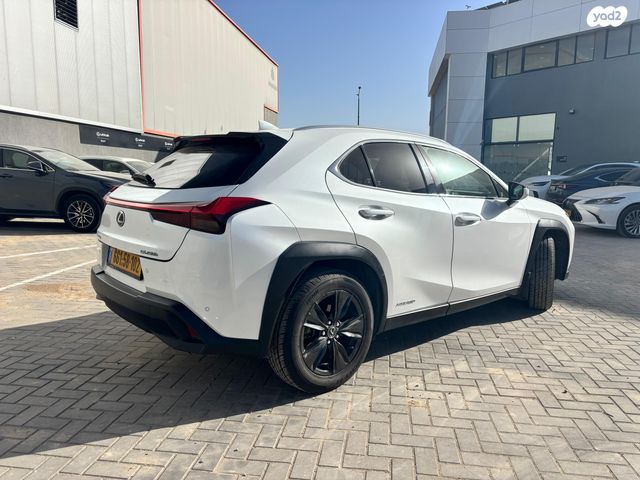 מודעת רכב לקסוס UX