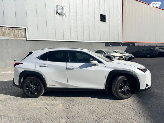 מודעת רכב לקסוס UX 1