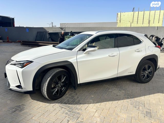 מודעת רכב לקסוס UX 2