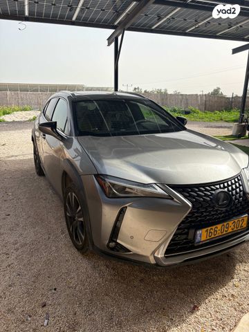 מודעת רכב לקסוס UX