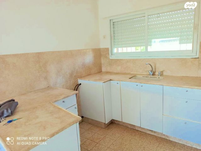 השישה עשר 29