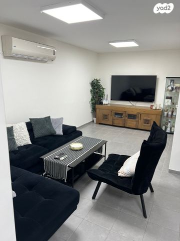 יהודית ואליקום נחמוני 10