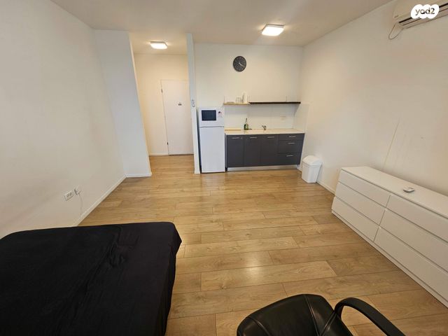 מונטיפיורי, הרכבת