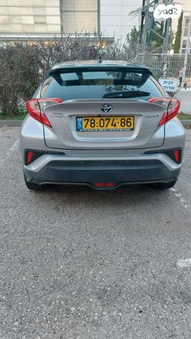 מודעת רכב טויוטה C-HR