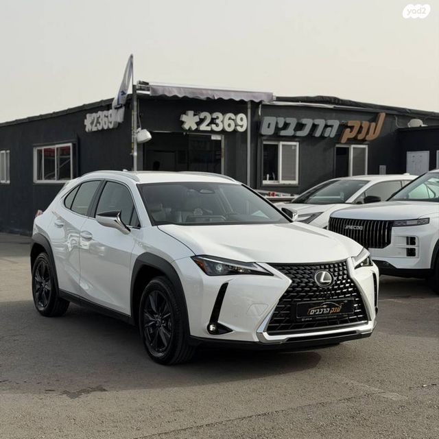 מודעת רכב לקסוס UX