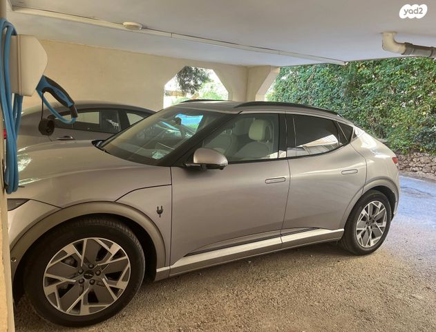 מודעת רכב ג'נסיס GV60