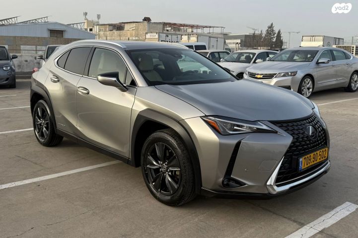 מודעת רכב לקסוס UX