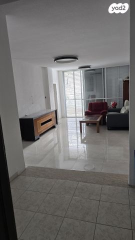 צבי הירשפלד 18