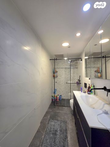 ניסים אלוני 