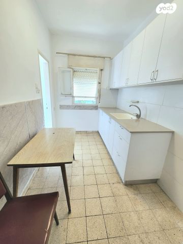 שדרות ג'יימס דה רוטשילד 12