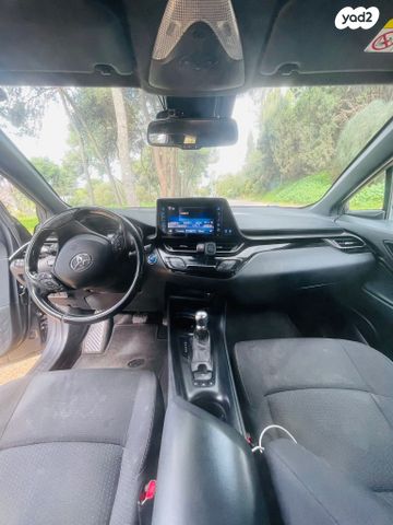 מודעת רכב טויוטה C-HR