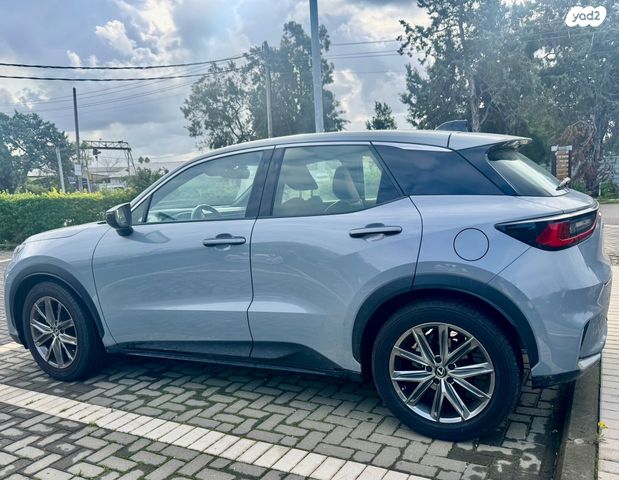 מודעת רכב לקסוס  LBX