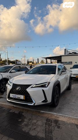 מודעת רכב לקסוס UX