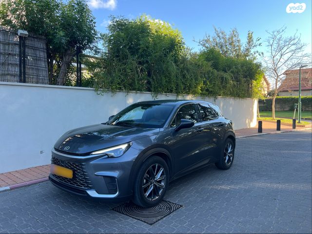 מודעת רכב לקסוס  LBX