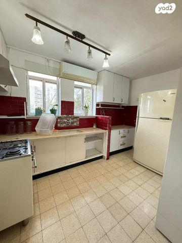 שדרות ג'יימס דה רוטשילד 49