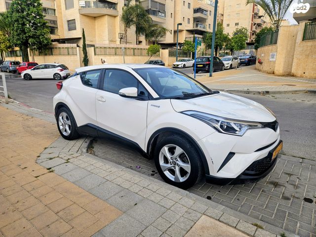 מודעת רכב טויוטה C-HR