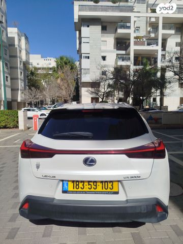 מודעת רכב לקסוס UX