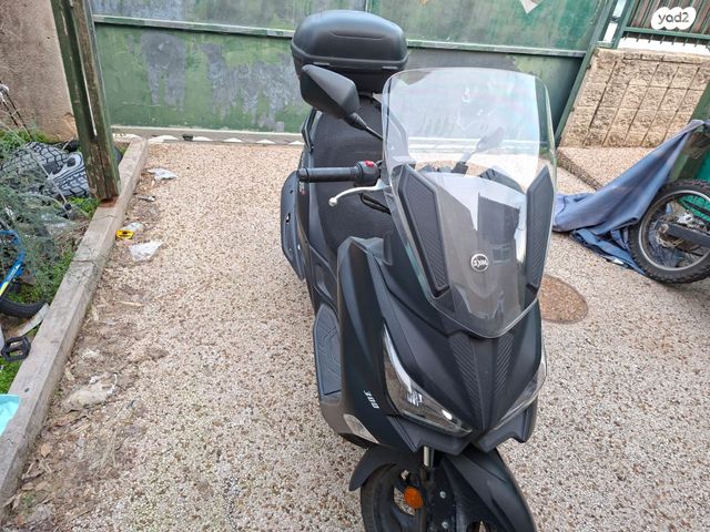 מודעת רכב סאן יאנג ג'וי-מקס Z-300