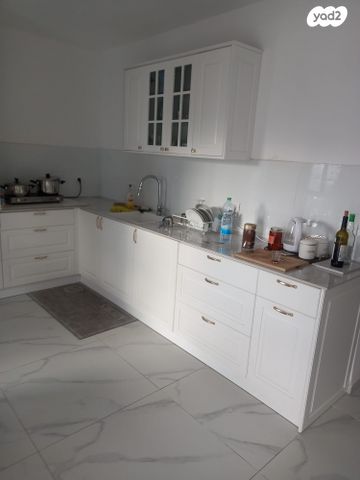 מחנה יהודה 17