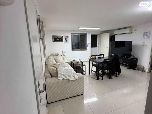 יובל נאמן 24