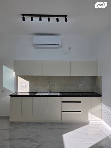 קיבוץ גלויות 132