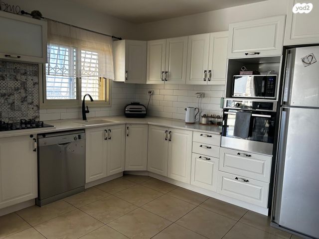 עוזי נרקיס 17