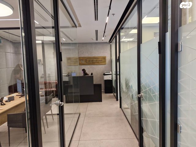 מונטיפיורי, הרכבת