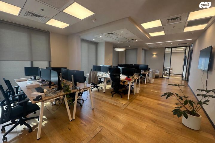 דרך מנחם בגין 144