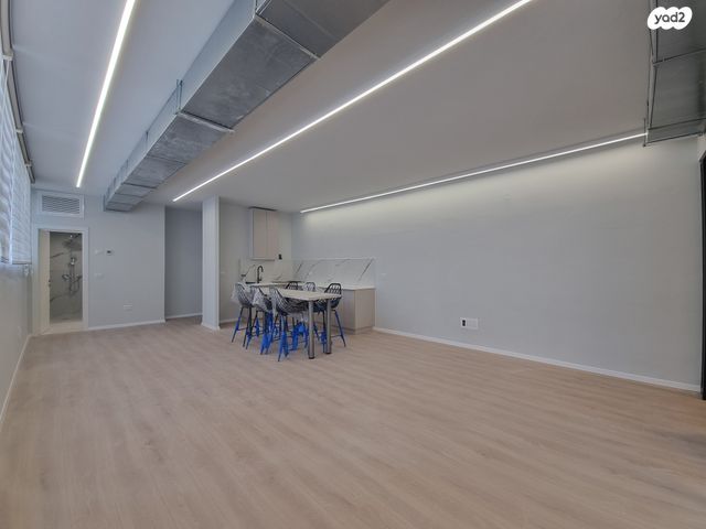 מונטיפיורי, הרכבת