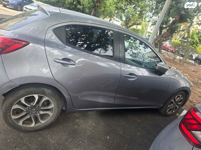 מודעת רכב מאזדה 2