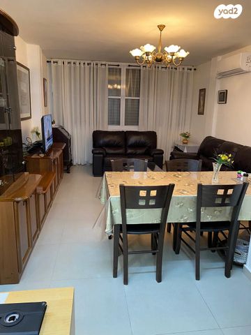 אפרים צור 17