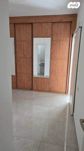 צבי הירשפלד 18