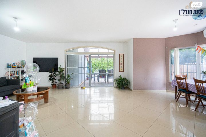 דו משפחתי, ברושים, שוהם