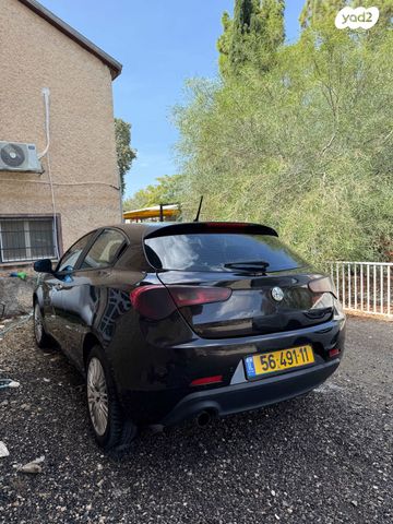 מודעת רכב אלפא רומיאו ג'ולייטה