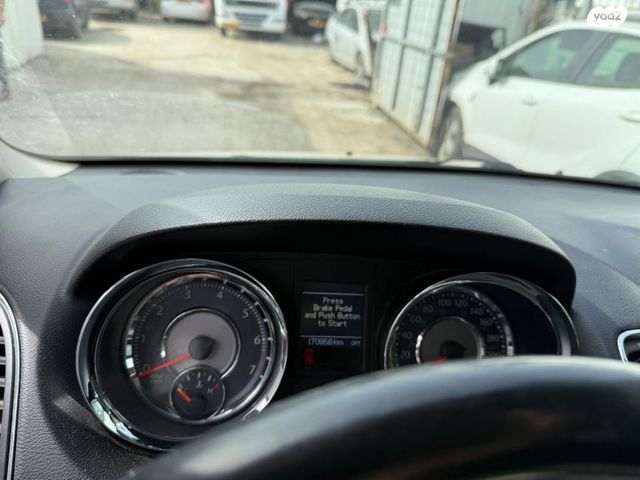 מודעת רכב קרייזלר גראנד וויאג'ר